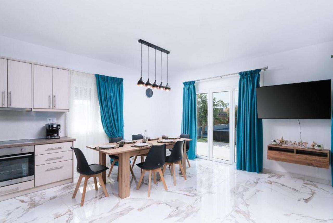 Villa Balux Каламаки Екстериор снимка